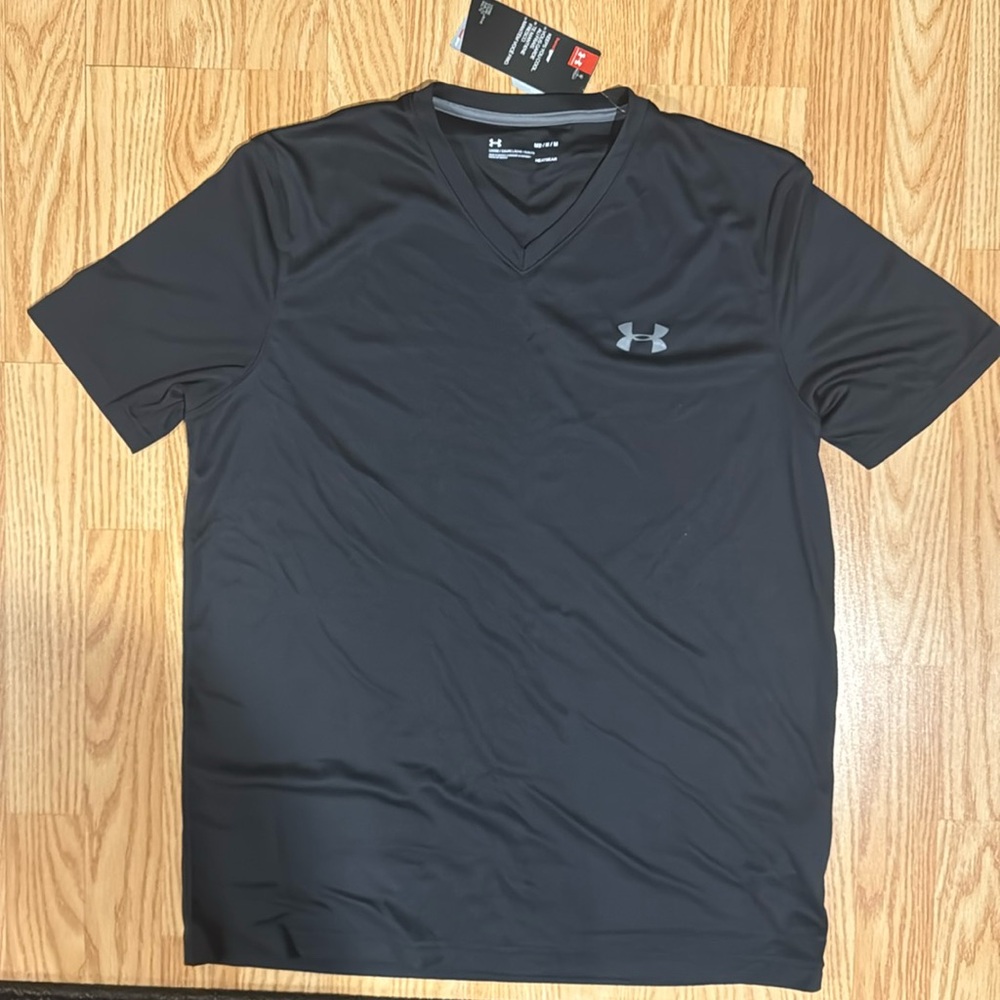 New tags under Armour V-neck athletic T-shirt